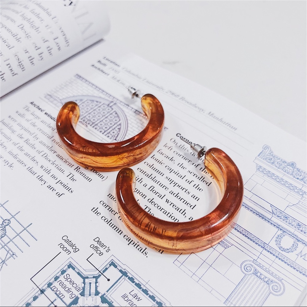 🆙Acrylic Resin Half Hoop Tortoise Earrings - Picture 3 of 4